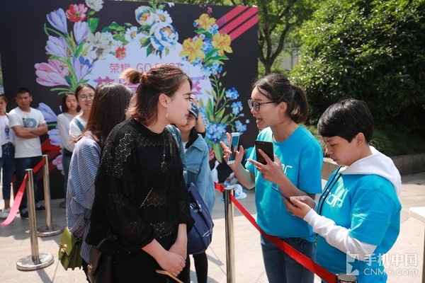 苏宁易购庆春店，荣耀V9挑战吉尼斯纪录现场